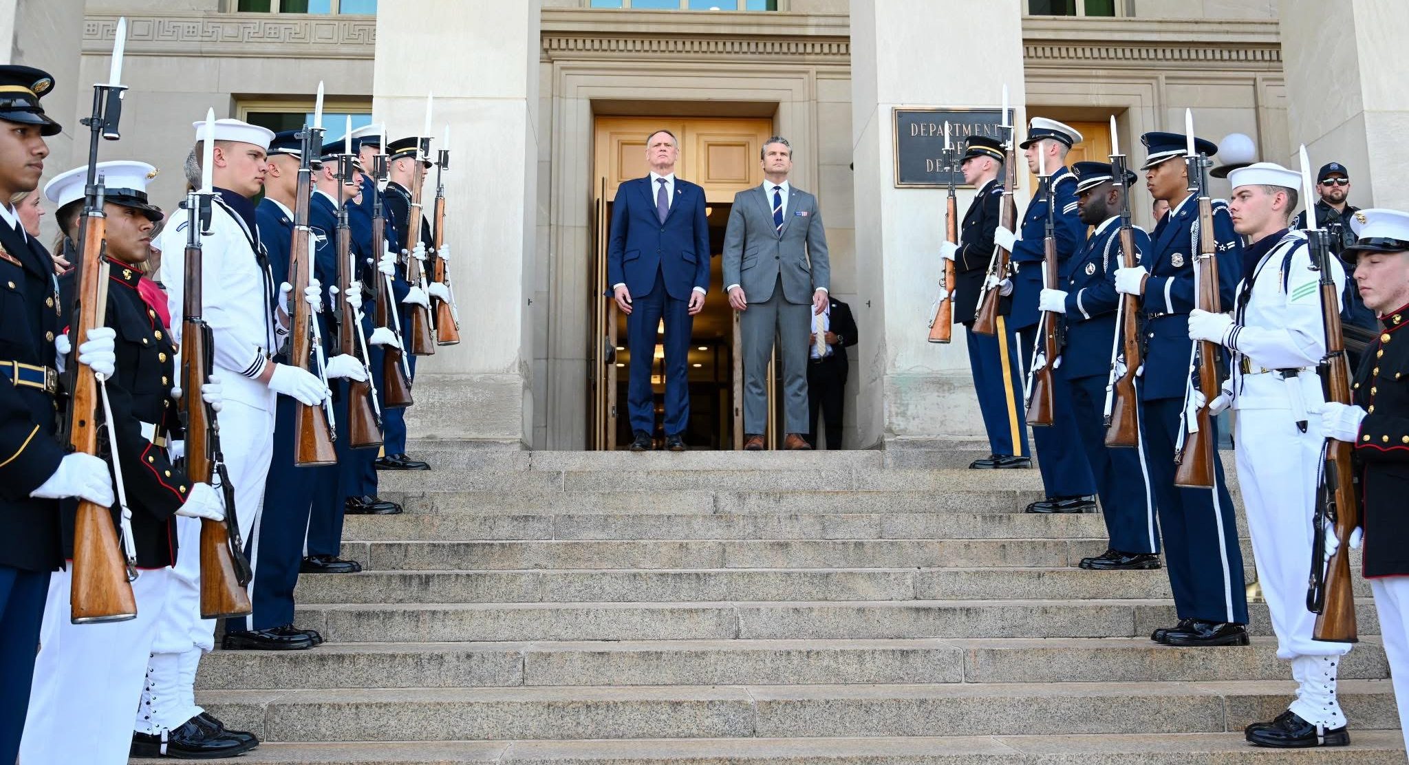 M. McGuinty, ministre de la Défense nationale, rencontre M. Pete Hegseth, secrétaire à la Guerre des États-Unis