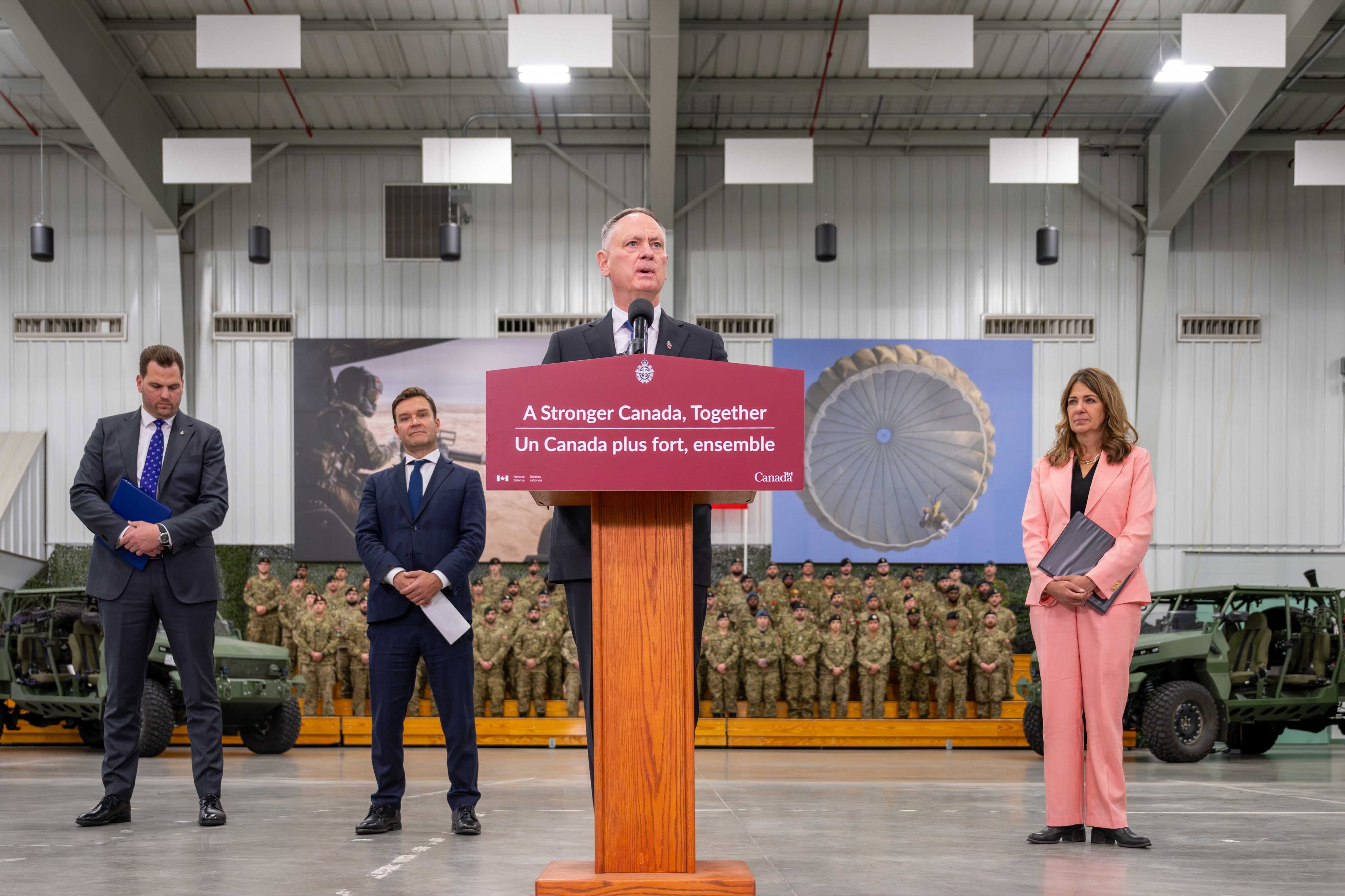McGuinty et Smith présentent des investissements militaires en Alberta